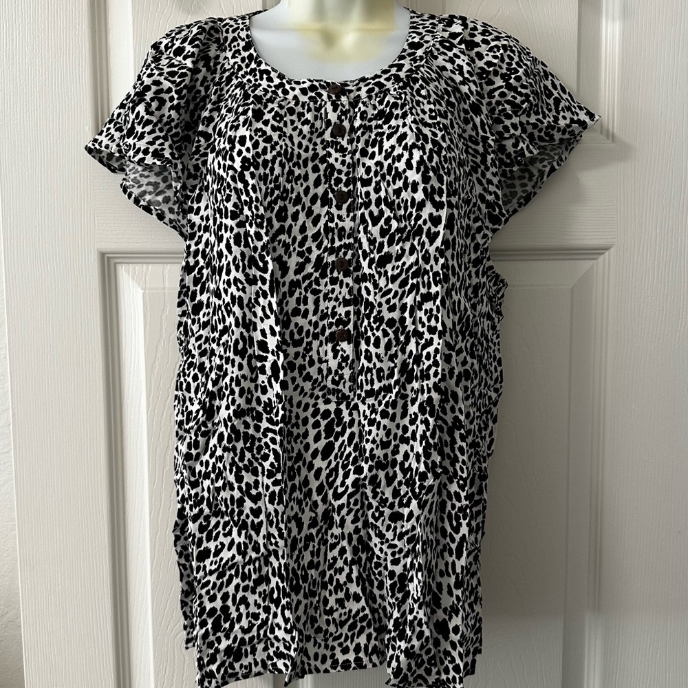 Como Blu leopard print top with button front size XL